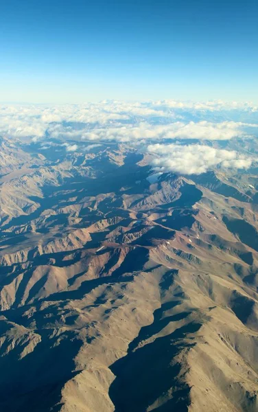 Bulutlardaki dağların güzel hava manzarası 