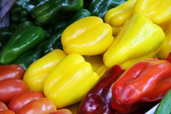 Meyve ve sebze kutularının yakın görüntüsü