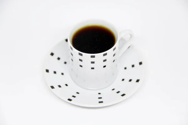 白い背景のソーサーの上の完全なコーヒーカップの眺め — ストック写真