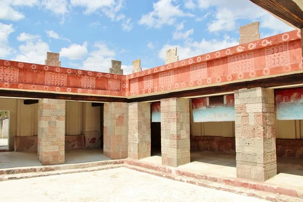 Meksika 'da antik bir şehir olan Teotihuacan, piramitlerin ve harabelerin manzarası