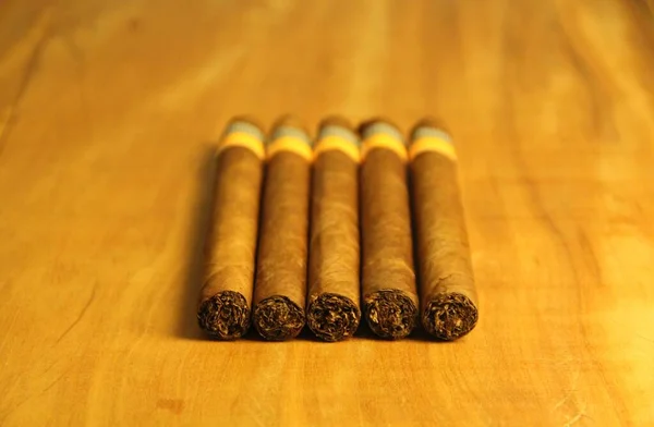 Vista Cerca Varios Cigarros Sobre Fondo Madera — Foto de Stock