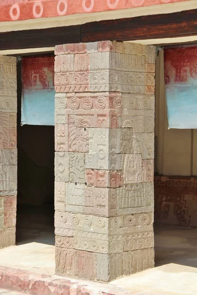 Meksika 'da antik bir şehir olan Teotihuacan, piramitlerin ve harabelerin manzarası