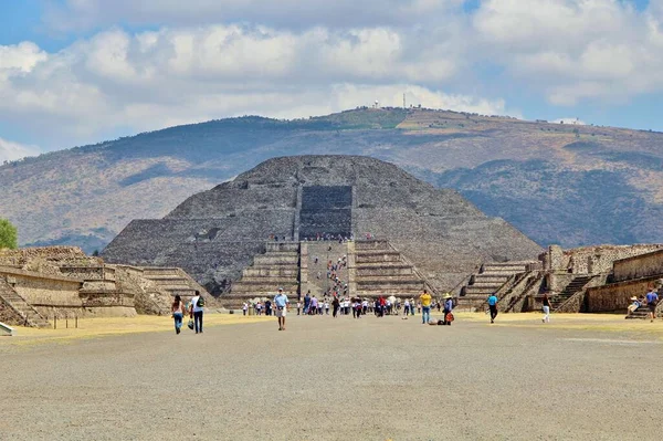 Meksika 'da antik bir şehir olan Teotihuacan, piramitlerin ve harabelerin manzarası