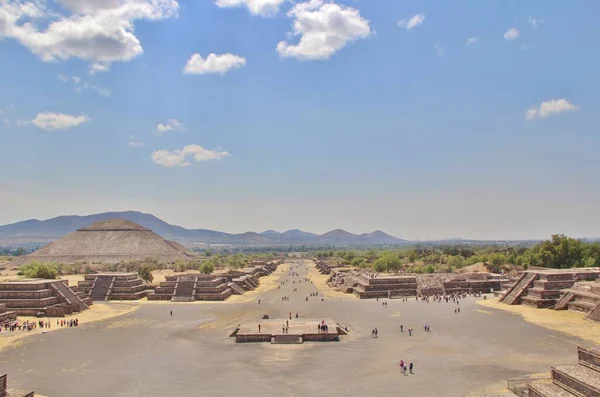 Meksika 'da antik bir şehir olan Teotihuacan, piramitlerin ve harabelerin manzarası