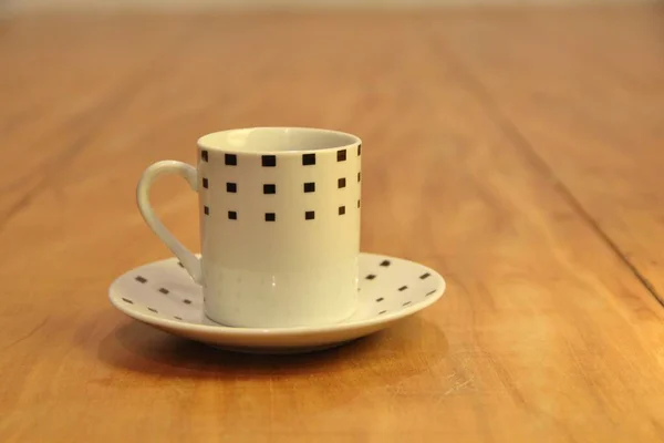 Boş Bir Kahve Fincanını Ahşap Arka Planda Bir Fincan Üzerinde — Stok fotoğraf