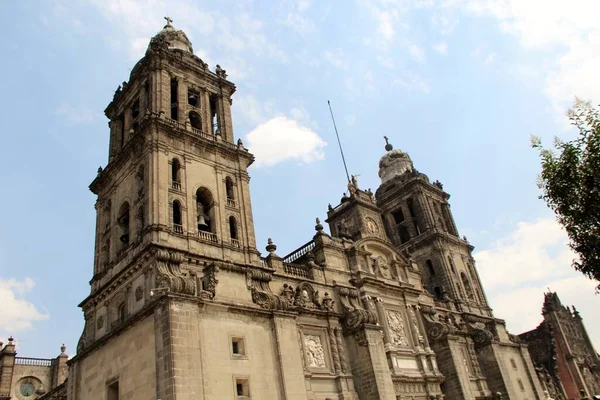 Mexico City 'de sömürge tarzı bir katedral.