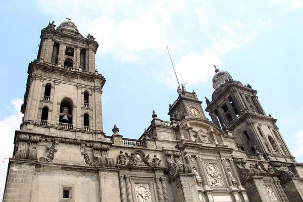 Mexico City 'de sömürge tarzı bir katedral.