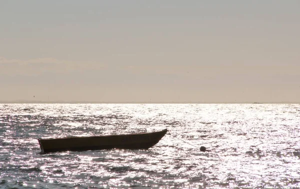 Deniz manzaralı bir tekne.