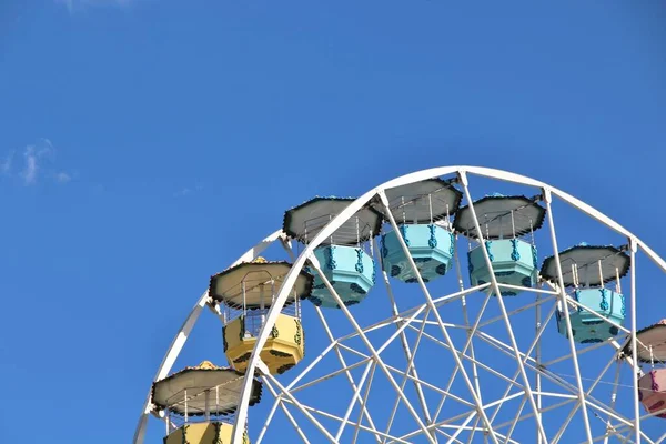 Dönme dolap mavi gökyüzü arkaplanına karşı