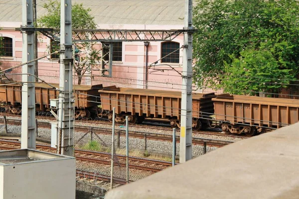 Tren istasyonundaki raylar.