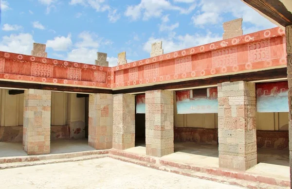 Meksika 'da antik bir şehir olan Teotihuacan, piramitlerin ve harabelerin manzarası