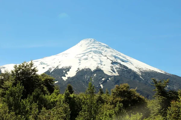 雪景下的火山景观 — 图库照片