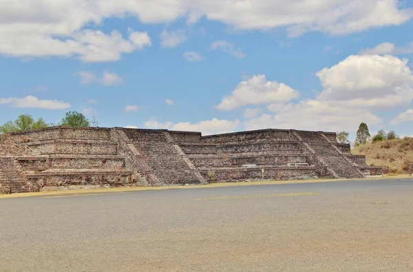 Meksika 'da antik bir şehir olan Teotihuacan, piramitlerin ve harabelerin manzarası