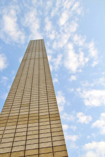 Mavi gökyüzü arka planındaki cep telefonu şebekesi için baz istasyonu ve radyo anteniName