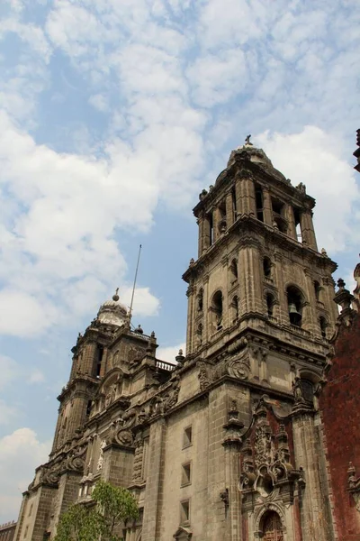 Mexico City 'de sömürge tarzı bir katedral.