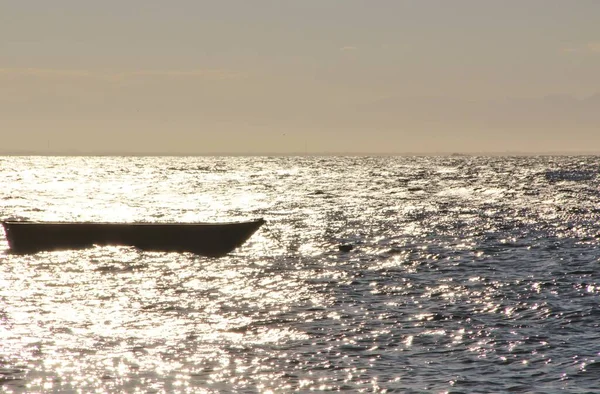 Deniz manzaralı bir tekne.