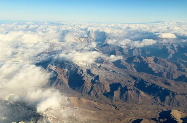 Bulutlardaki dağların güzel hava manzarası 
