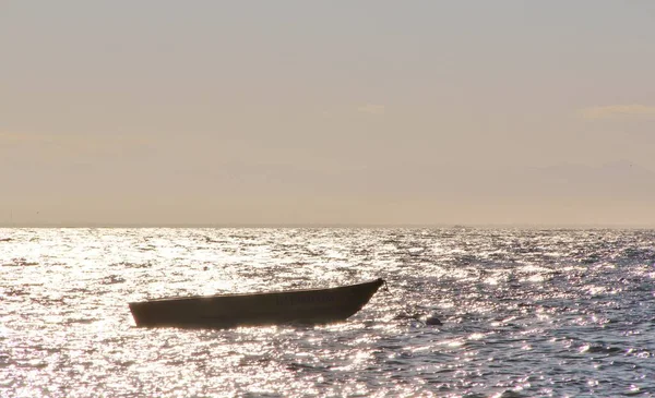 Deniz manzaralı bir tekne.