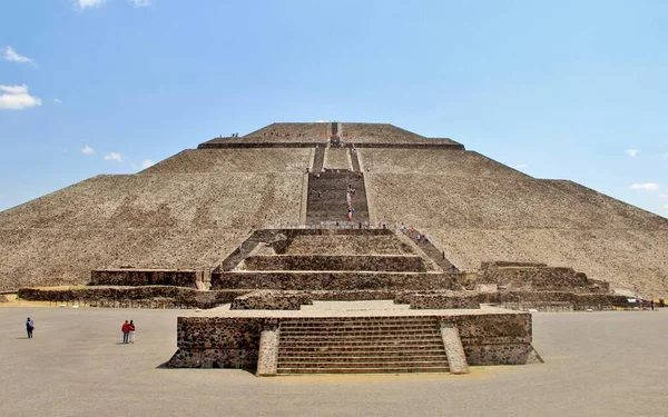 Meksika 'da antik bir şehir olan Teotihuacan, piramitlerin ve harabelerin manzarası
