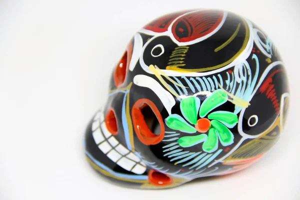 Beyaz arkaplanda Meksika kafatası