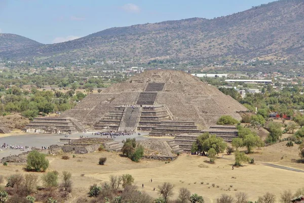 Meksika 'da antik bir şehir olan Teotihuacan, piramitlerin ve harabelerin manzarası