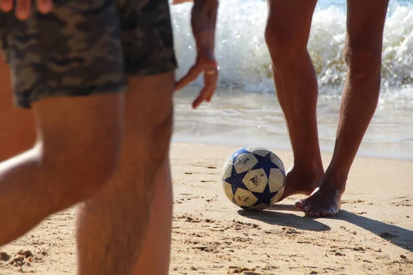 Вид Людей Играющих Футбольным Мячом Песчаном Пляже — стоковое фото