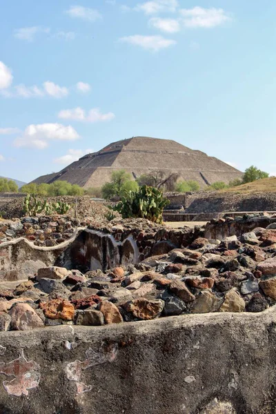 Teotihuacan manzarası, Meksika 'da antik bir şehir.