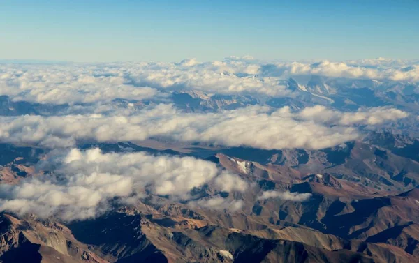 Bulutlardaki dağların güzel hava manzarası 