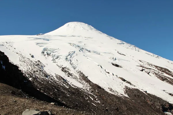 Karlı volkanın manzarası - Şili