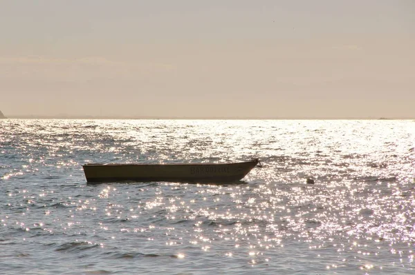 Deniz manzaralı bir tekne.