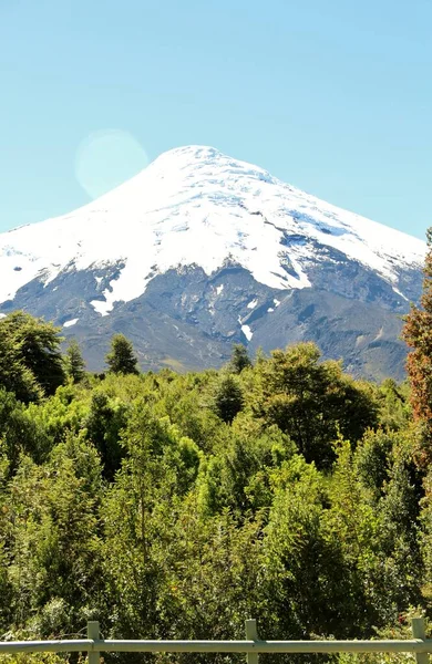Karlı volkanın manzarası - Şili