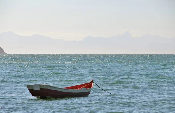 Deniz manzaralı bir tekne.