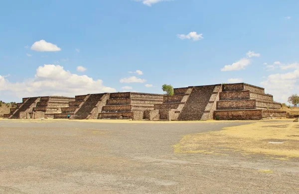 Meksika 'da antik bir şehir olan Teotihuacan, piramitlerin ve harabelerin manzarası