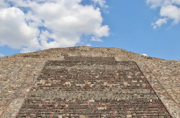 Meksika 'da antik bir şehir olan Teotihuacan, piramitlerin ve harabelerin manzarası