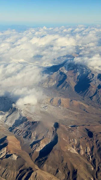 Bulutlardaki dağların güzel hava manzarası 