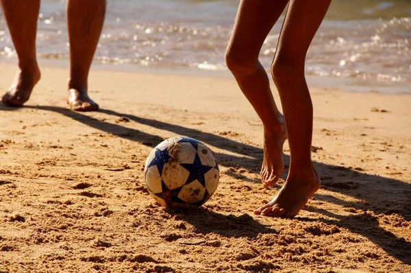 Ver Gente Piernas Jugando Pelota Fútbol Playa Arena — Foto de Stock