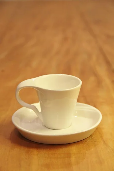 Vista Una Taza Café Vacía Sobre Platillo Fondo Madera —  Fotos de Stock