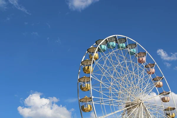 Dönme dolap mavi gökyüzü arkaplanına karşı