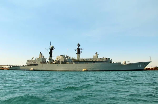 Denizdeki askeri donanma gemisi.