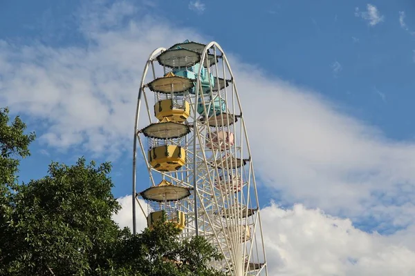 Dönme dolap mavi gökyüzü arkaplanına karşı