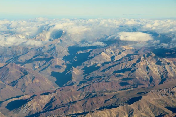 Bulutlardaki dağların güzel hava manzarası 
