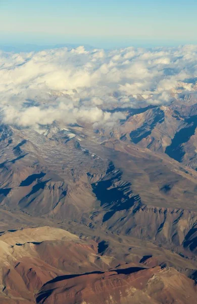 Bulutlardaki dağların güzel hava manzarası 