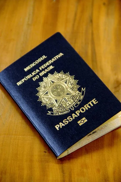 Ahşap masadaki pasaportun yakın görüntüsü