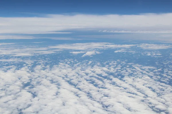 Mavi gökyüzünde beyaz bulutlar