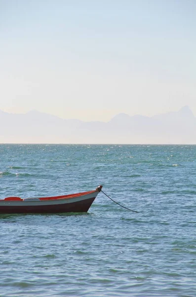 Deniz manzaralı bir tekne.