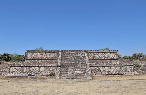 Teotihuacan manzarası, Meksika 'da antik bir şehir.