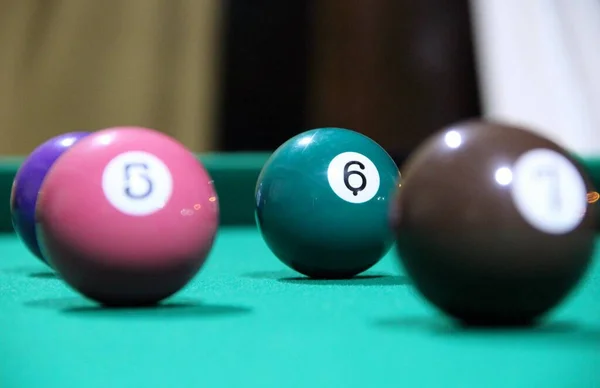 Vista Perto Bolas Bilhar Uma Mesa Jogo — Fotografia de Stock