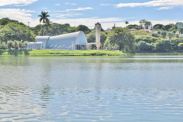 BH, BRAZIL - 24 Aralık 2016 'da Brezilya' nın Belo Horizonte kentinde, Assisi 'li Aziz Francis Kilisesi' nin dış görünüşü. Oscar Niemeyer tarafından tasarlandı. Pampulha Kilisesi olarak bilinir..