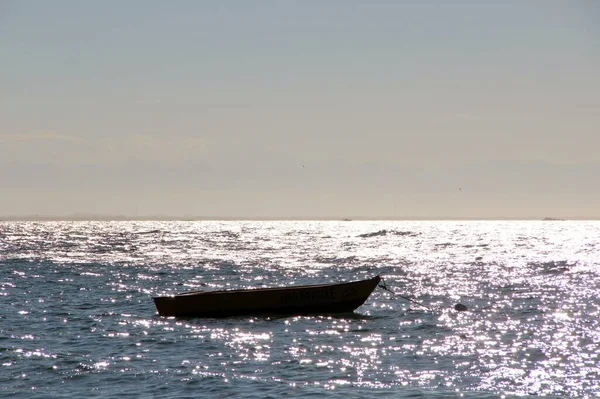 Deniz manzaralı bir tekne.