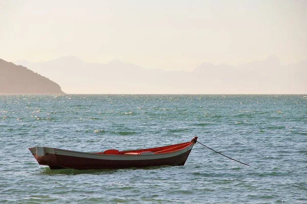 Deniz manzaralı bir tekne.